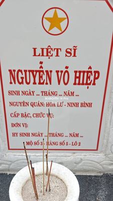Bia mộ tại Xã Quế Long - Huyện Núi Thành - Quảng Nam · ảnh: Be You — liệt sĩ NGUYỄN VÕ HIỆP