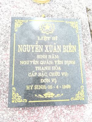 Bia mộ tại xã Hiền ninh - Xã Hiền Ninh - Huyện Quảng Ninh - Quảng Bình · ảnh: FB Nguyễn Hoàng Dương — liệt sĩ Nguyễn Xuân Biên