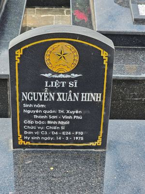 Ảnh bia mộ của liệt sĩ Nguyễn Xuân Hính