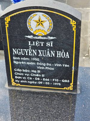 Ảnh bia mộ của liệt sĩ Nguyễn Xuân Hòa