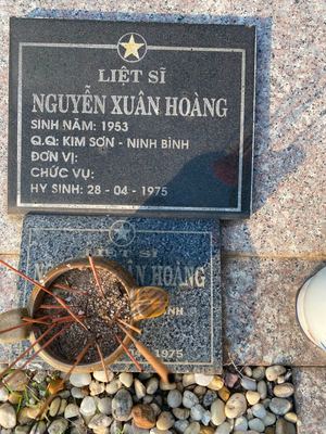 Ảnh bia mộ của liệt sĩ Nguyễn Xuân Hoàng
