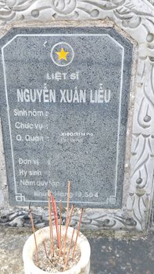 Ảnh bia mộ của liệt sĩ NGUYỄN XUÂN LIÊU