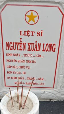 Ảnh bia mộ của liệt sĩ Nguyễn Xuân Long