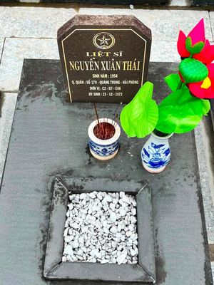 Ảnh bia mộ của liệt sĩ Nguyễn Xuân Thái