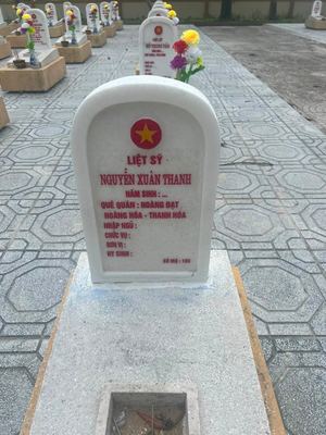 Bia mộ tại Nghĩa trang liệt sĩ Huyện Cam Lộ - tỉnh Quảng Trị · ảnh: Nguyen Hoa — liệt sĩ NGUYỄN XUÂN THANH