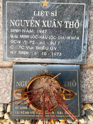 Ảnh bia mộ của liệt sĩ Nguyễn Xuân Thộ