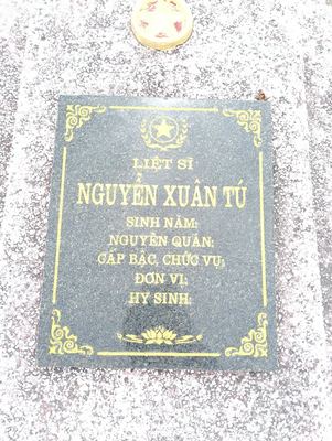 Bia mộ tại xã Hiền ninh - Xã Hiền Ninh - Huyện Quảng Ninh - Quảng Bình · ảnh: FB Nguyễn Hoàng Dương — liệt sĩ Nguyễn Xuân Tú