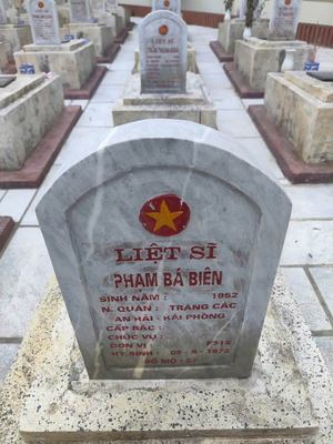 Bia mộ tại Nghĩa trang liệt sĩ Xã Hải Thượng - tỉnh Quảng Trị · ảnh: TiểuVy TườngVy — liệt sĩ Phạm Bá Biên