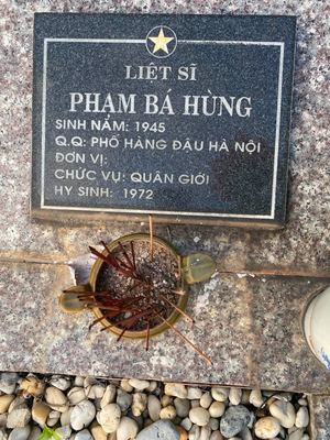 Ảnh bia mộ của liệt sĩ Phạm Bá Hùng