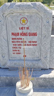 Ảnh bia mộ của liệt sĩ Phạm Hồng Giang