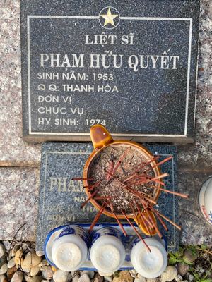 Ảnh bia mộ của liệt sĩ Phạm Hữu Quyết