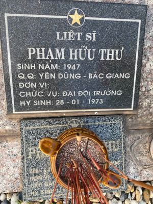 Ảnh bia mộ của liệt sĩ Phạm Hữu Thư