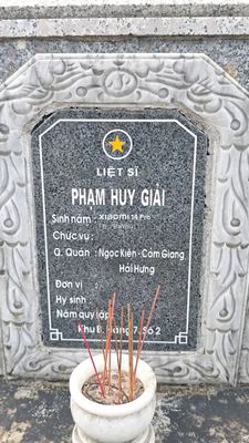 Ảnh bia mộ của liệt sĩ Phạm Huy Giải