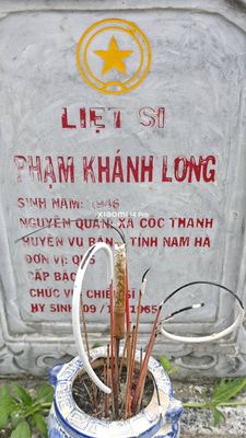Bia mộ tại Nghĩa trang xã Bình Định - Huyện Thăng Bình - Quảng Nam · ảnh: Be You — liệt sĩ PHẠM KHÁNH LONG