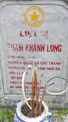 Bia mộ tại Nghĩa trang xã Bình Định - Huyện Thăng Bình - Quảng Nam · ảnh: Be You — liệt sĩ PHẠM KHÁNH LONG