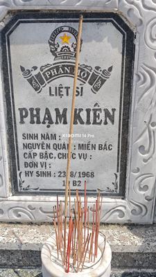 Ảnh bia mộ của liệt sĩ Phạm Kiên