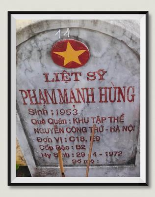 Ảnh bia mộ của liệt sĩ Phạm Mạnh Hùng