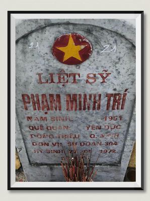 Bia mộ tại Nghĩa trang liệt sĩ Huyện Triệu Phong - tỉnh Quảng Trị · ảnh: Người Thái Bình.VN — liệt sĩ PHẠM MINH TRÍ