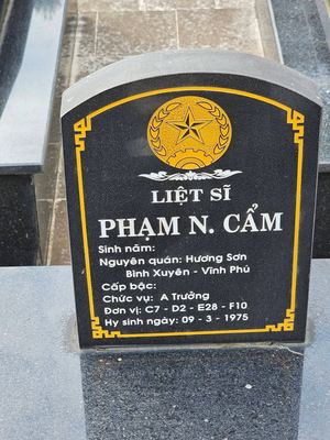 Ảnh bia mộ của liệt sĩ Phạm N Cẩm
