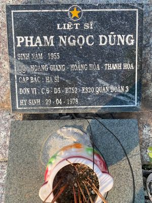 Bia mộ tại Nghĩa trang liệt sĩ Huyện Bến Cát - tỉnh Bình Dương · ảnh: Lê Phượng — liệt sĩ PHẠM NGỌC DŨNG