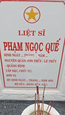 Ảnh bia mộ của liệt sĩ Phạm Ngọc Quế