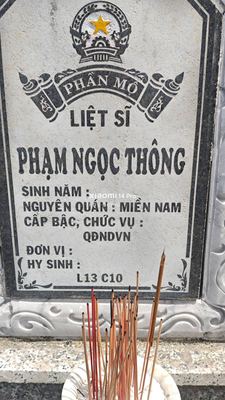 Ảnh bia mộ của liệt sĩ Phạm Ngọc Thông