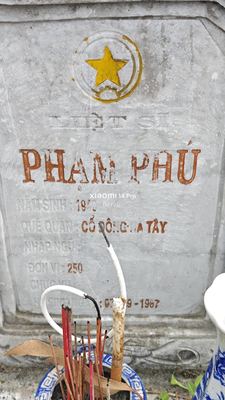 Ảnh bia mộ của liệt sĩ Phạm Phú