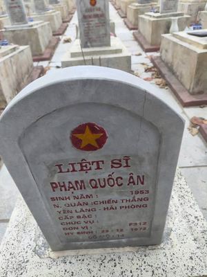 Bia mộ tại Nghĩa trang liệt sĩ Xã Hải Thượng - tỉnh Quảng Trị · ảnh: TiểuVy TườngVy — liệt sĩ Phạm Quốc ân