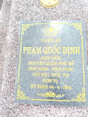 Bia mộ tại xã Hiền ninh - Xã Hiền Ninh - Huyện Quảng Ninh - Quảng Bình · ảnh: FB Nguyễn Hoàng Dương — liệt sĩ Phạm Quốc Định