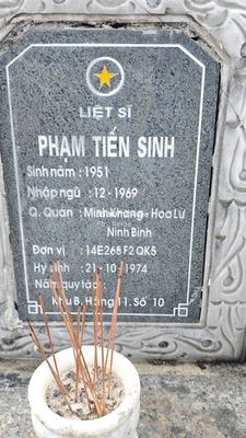 Bia mộ tại Quế Thọ - Huyện Núi Thành - Quảng Nam · ảnh: Be You — liệt sĩ PHẠM TIẾN SINH