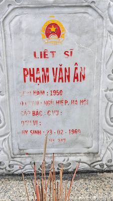 Ảnh bia mộ của liệt sĩ Phạm Văn ấn