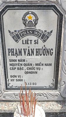 Ảnh bia mộ của liệt sĩ Phạm Văn Hưỡng