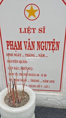Ảnh bia mộ của liệt sĩ Phạm Văn Nguyện