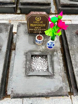 Ảnh bia mộ của liệt sĩ Phạm Văn Oánh