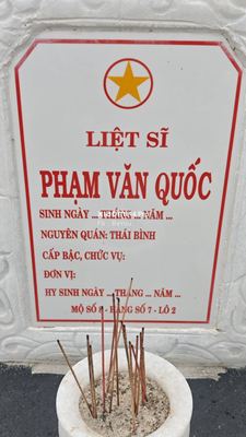 Bia mộ tại Xã Quế Long - Huyện Núi Thành - Quảng Nam · ảnh: Be You — liệt sĩ PHẠM VĂN QUỐC
