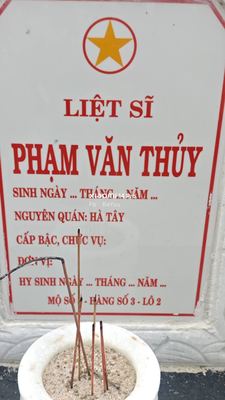 Ảnh bia mộ của liệt sĩ Phạm Văn Thuỷ