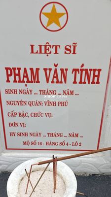 Ảnh bia mộ của liệt sĩ Phạm Văn Tính