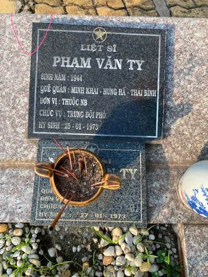 Ảnh bia mộ của liệt sĩ Phạm Văn Ty