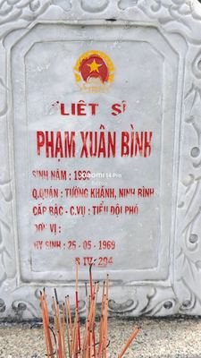 Ảnh bia mộ của liệt sĩ Phạm Xuân Bình