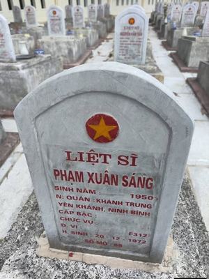Bia mộ tại Nghĩa trang liệt sĩ Xã Hải Thượng - tỉnh Quảng Trị · ảnh: Bài Facebook chưa rõ tác giả — liệt sĩ Phạm Xuân Sáng