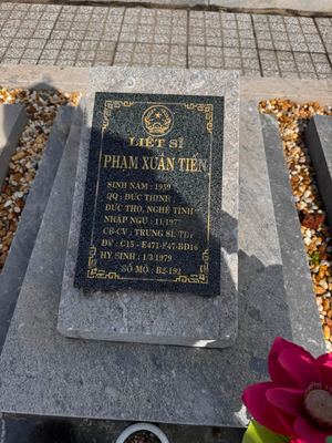 Bia mộ tại NTLS Trà Võ - Thạnh Đức - huyện Gò Dầu - Tây Ninh — liệt sĩ PHẠM XUÂN TIẾN