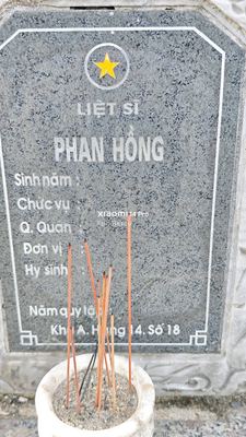 Bia mộ tại Quế Thọ - Huyện Núi Thành - Quảng Nam · ảnh: Be You — liệt sĩ PHAN HỒNG