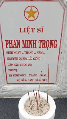 Ảnh bia mộ của liệt sĩ Phan Minh Trọng