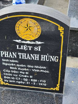 Ảnh bia mộ của liệt sĩ Phan Thanh Hùng