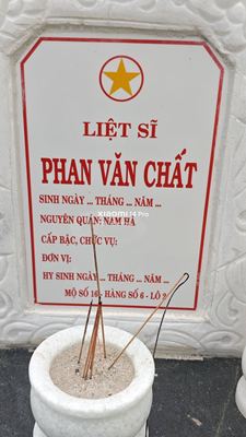 Ảnh bia mộ của liệt sĩ Phan Văn Chất