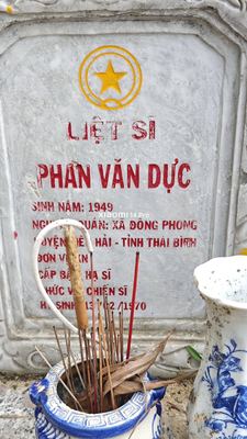 Bia mộ tại Nghĩa trang xã Bình Định - Huyện Thăng Bình - Quảng Nam · ảnh: Be You — liệt sĩ PHAN VĂN DỰC