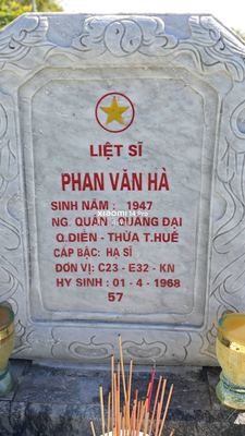 Bia mộ tại Nghĩa trang liệt sĩ Thành phố Tam Kỳ - tỉnh Quảng Nam · ảnh: Be You — liệt sĩ Phan Văn Hà