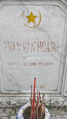 Bia mộ tại Nghĩa trang xã Bình Định - Huyện Thăng Bình - Quảng Nam · ảnh: Be You — liệt sĩ PHAN VĂN HOÀNG