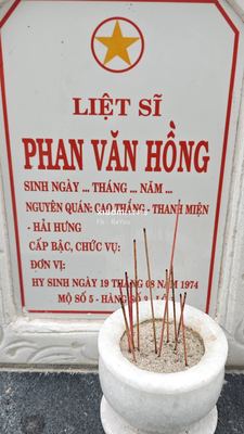 Ảnh bia mộ của liệt sĩ Phan Văn Hồng