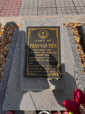 Bia mộ tại NTLS Trà Võ - Thạnh Đức - huyện Gò Dầu - Tây Ninh — liệt sĩ PHAN VĂN TIẾN